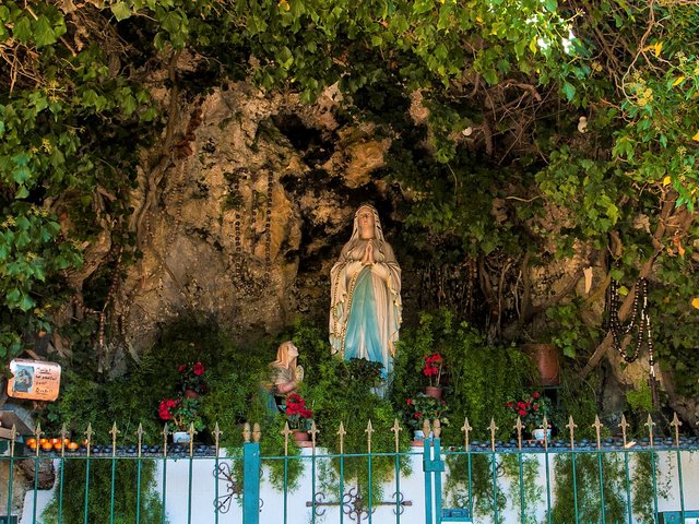 Marienfigur in der Grotte