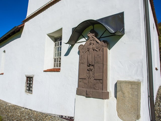 Historische Tafel an Außenmauer der Kirche