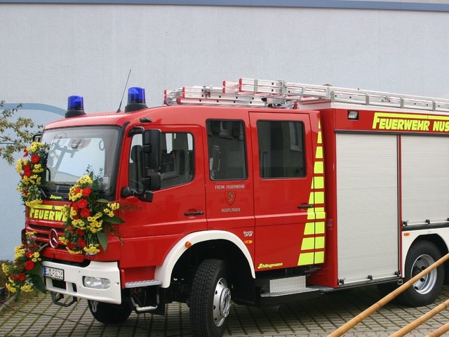 Mit Blumen geschmücktes Feuerwehrfahrzeug: HLF 20/16